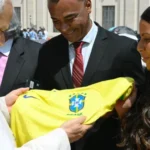 Papa Leão XIV recebe camisa da Seleção Brasileira de Cafu