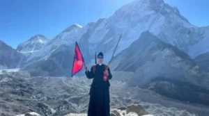 Padre celebra missa no topo do Monte Everest