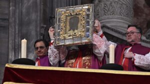 Exposição do Véu de Verônica atrai fiéis à Basílica de São Pedro durante a Quaresma