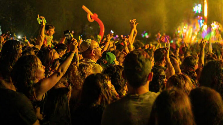 Argentinos recordam Papa Francisco com música e oração