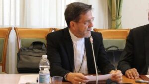 Bispo de Cachoeiro recebe título Dr Honoris Causa