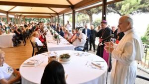 Leão XIV almoça com 200 pessoas carentes