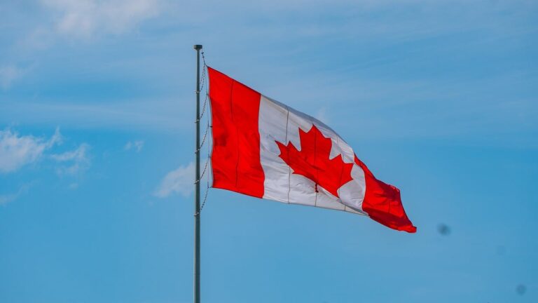 Canadá restringe menção a Deus